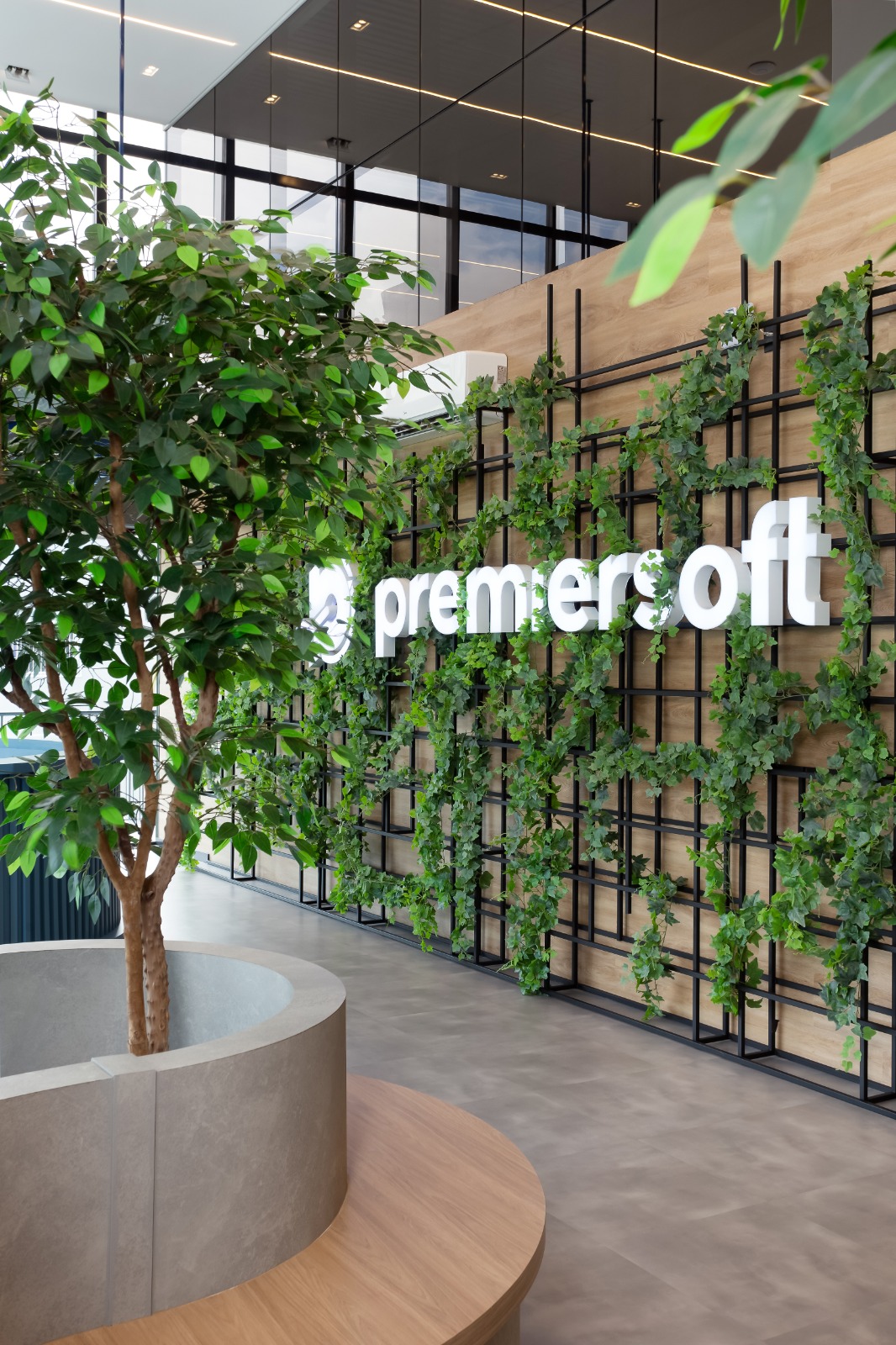 Parede verde e jardim interno em ambiente corporativo Oneda